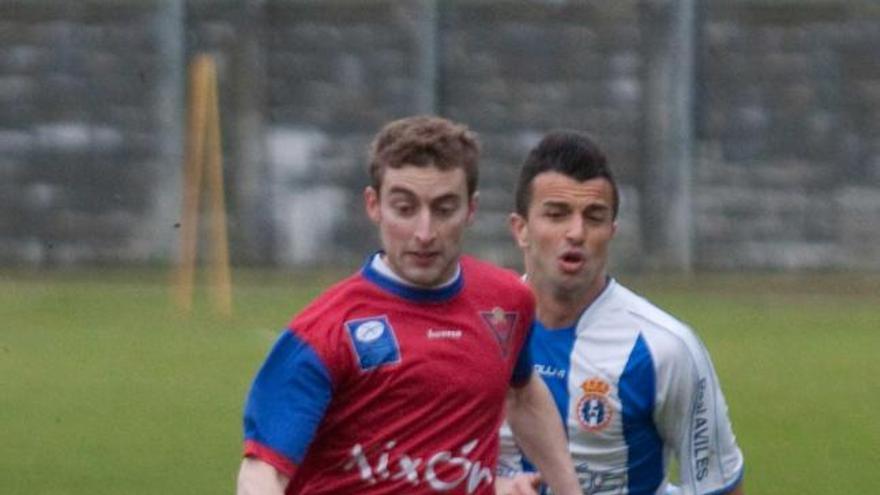 Momento en el que el balón supera a Edu en el último gol del Avilés tras el disparo de Borja Prieto, de espaldas.