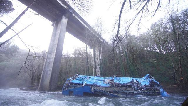 El autobús cayó al río Lérez a la altura del puente de Pedre. |   // BERNABÉ