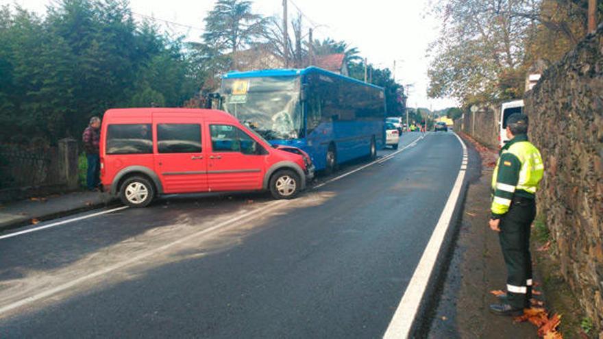 Un herido al colisionar una furgoneta con un bus en Mondego