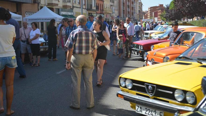 Concentración de coches clásicos en Benavente en una imagen de archivo.