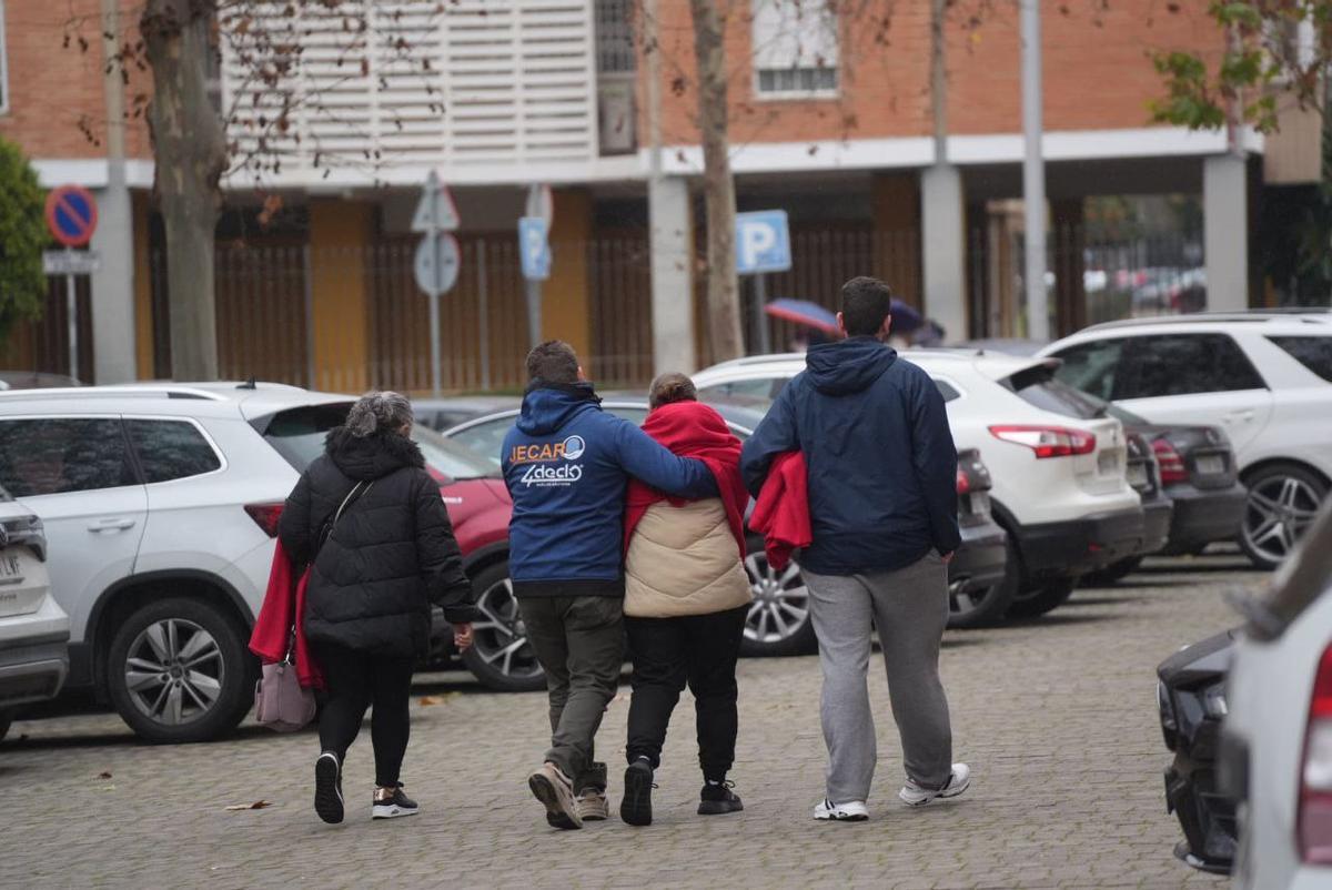Familiares de desaparecidos en el accidente ferroviario de Adamuz, en las inmediaciones del centro cívico Poniente Sur.