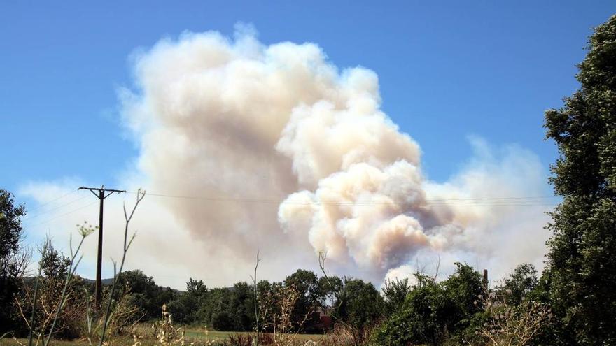 Columna de fum de l'incendi de la Bisbal d'Empordà