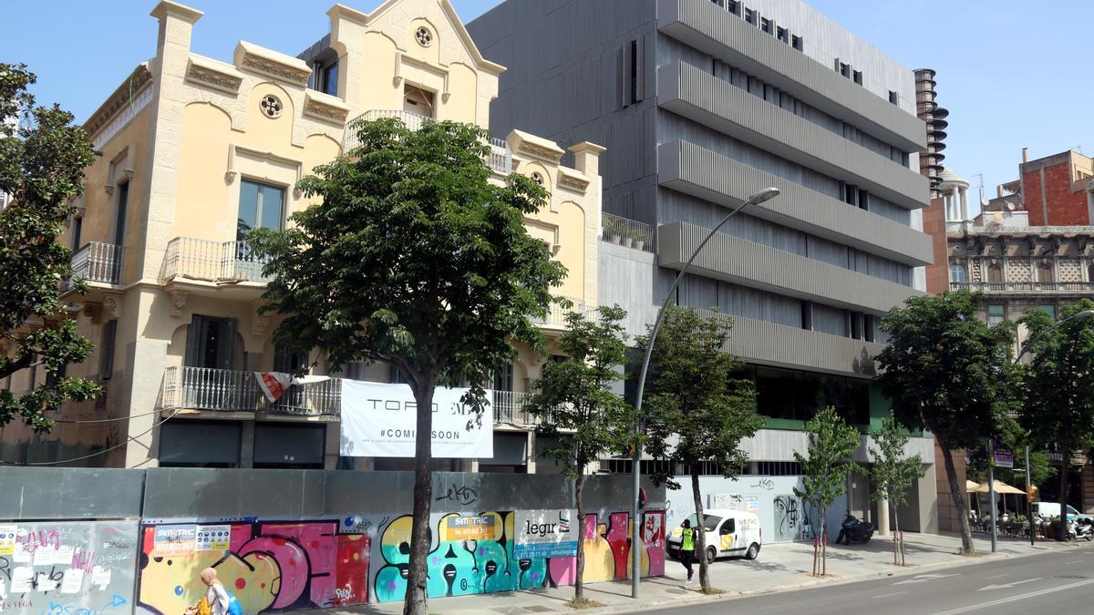 Dos edificis amb tanques d&#039;obra al centre de Girona, a l&#039;avinguda Jaume I de la ciutat