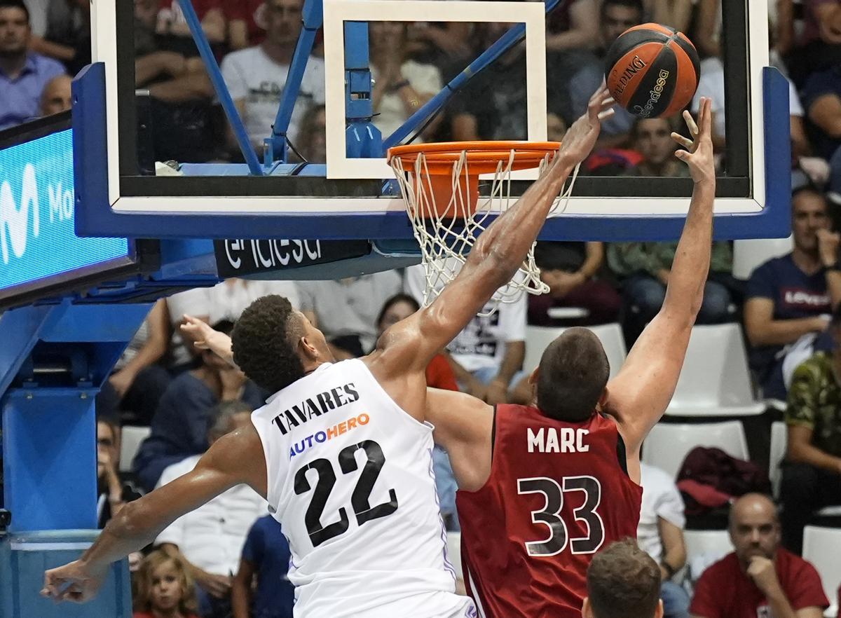 El pívot caboverdiano del Real Madrid Edy Tavares lucha con Marc Gasol, del Basquet Girona, durante el partido correspondiente a la primera jornada de la Liga Endesa disputado entre el Bàsquet Girona y el Real Madrid en el Pabellón Municipal Girona-Fontajau en Girona. EFE/ David Borrat