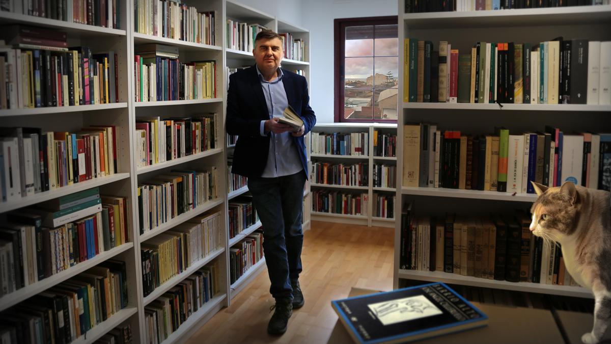 Javier Castro Florez en su casa-biblioteca.