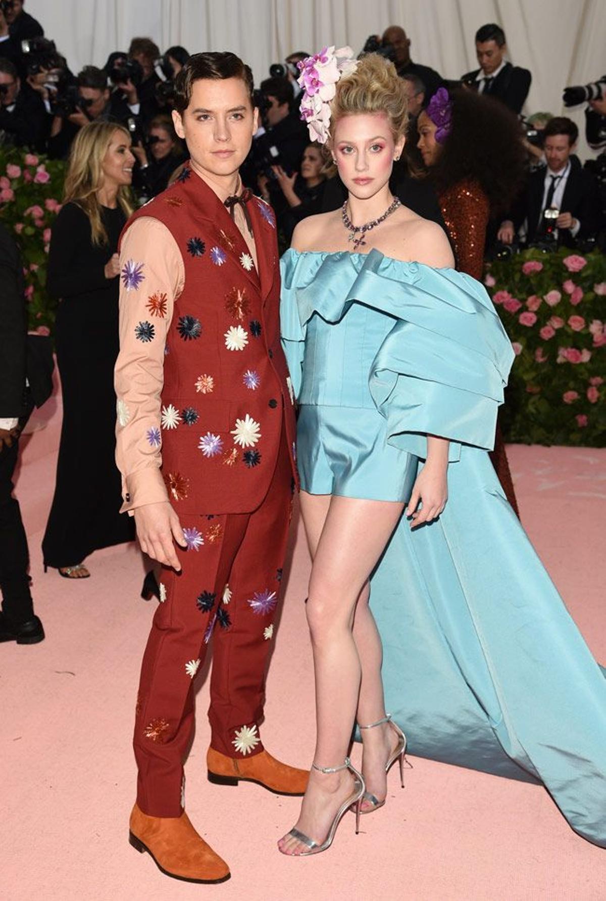 Cole Sprouse y Lili Reinhart en la Gala MET 2019