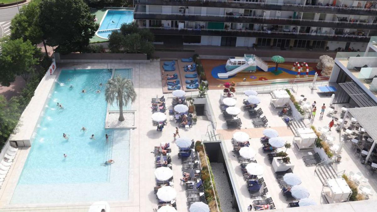 Turistes banyant-se a la piscina d’un hotel de Lloret.  | ACN