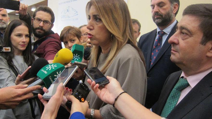 Susana Díaz atiende a los periodistas en Jaén.