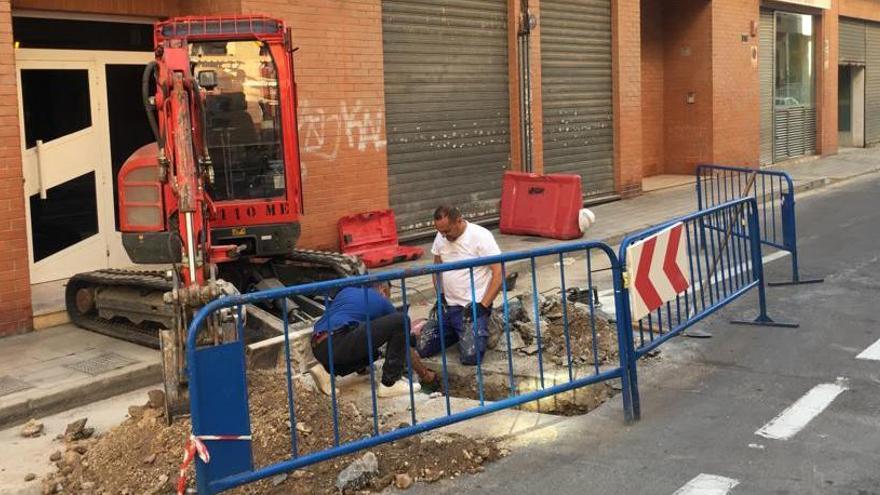 Operarios trabajan, hoy, en la reparación del socavón de Pintor Otilio Serrano