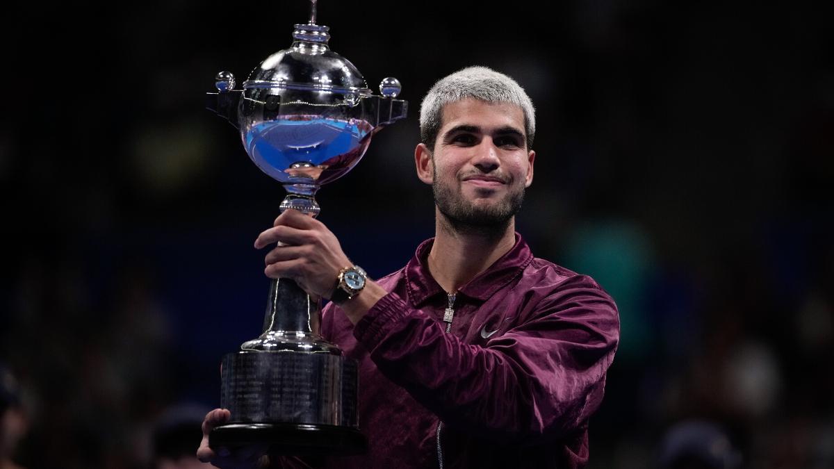 Alcaraz con el título en Tokio
