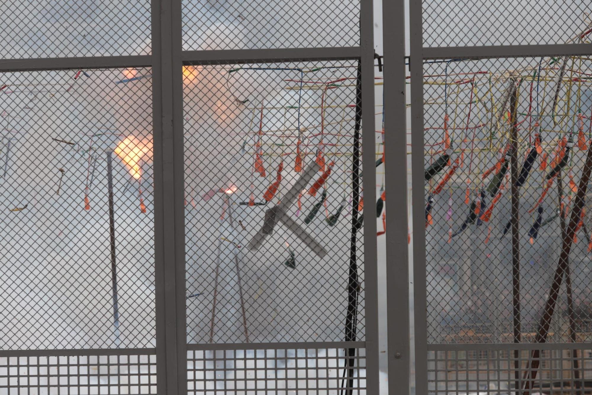 Así ha sido la primera mascletà de las Fallas 2025 en la plaza del Ayuntamiento de València