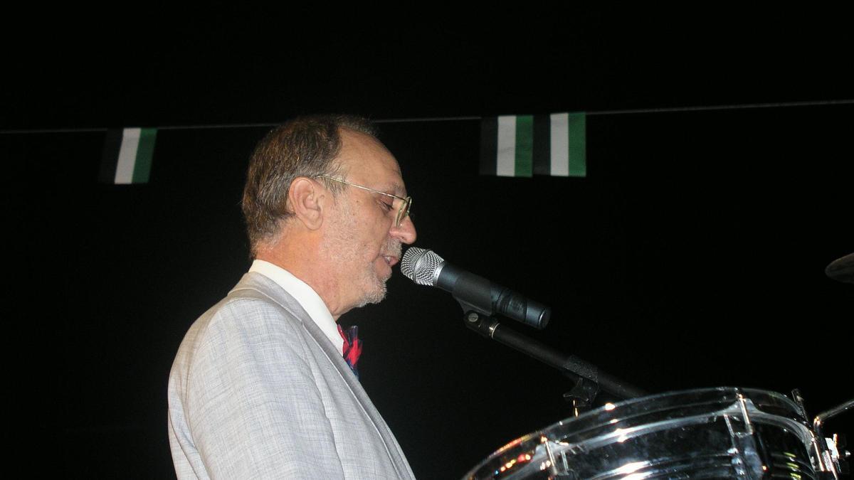Pepe Higuero pronunciando el pregón de las Fiestas de la Virgen del Rosario, patrona de Alcuéscar, en septiembre de 2004.