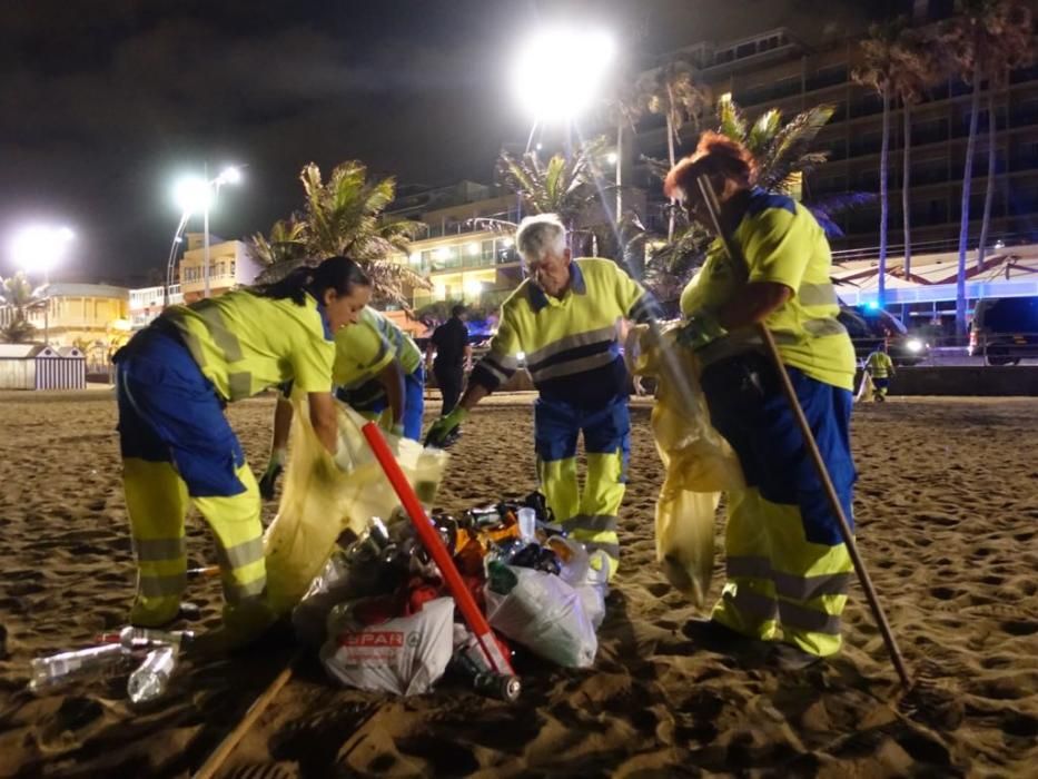 Recogida de basura en Las Canteras tras San Juan