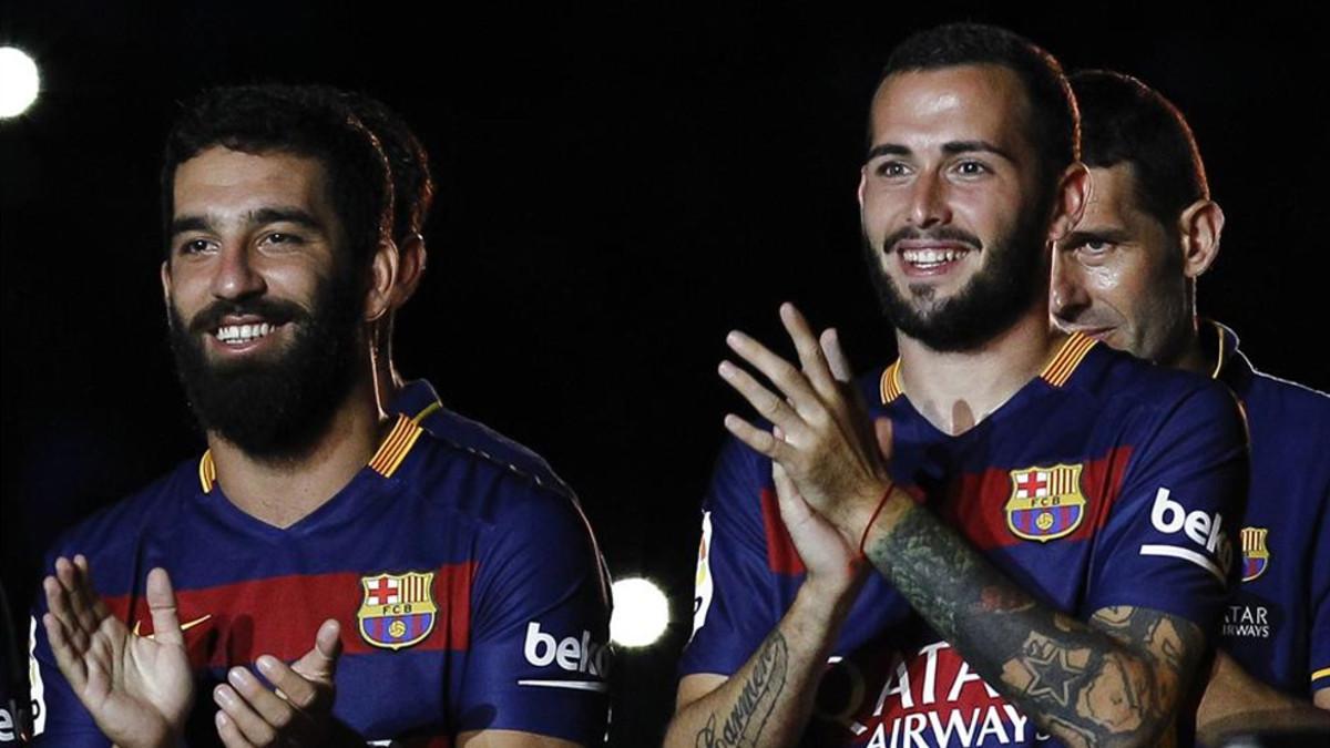 Este viernes 6 de enero se cumple un año del debut de Aleix Vidal y Arda Turan