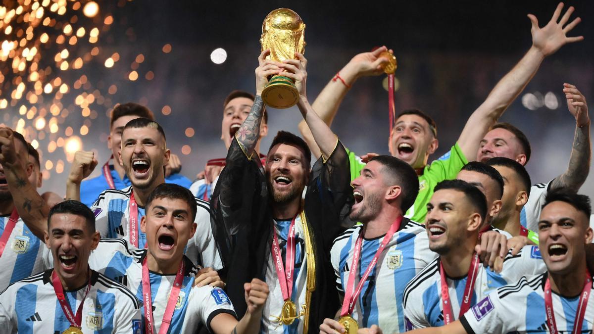 TOPSHOT-FBL-WC-2022-MATCH64-ARG-FRA-TROPHY