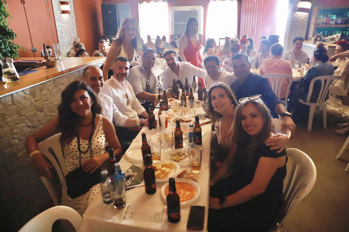 Grupos de amigos y familiares disfrutan de la feria de día