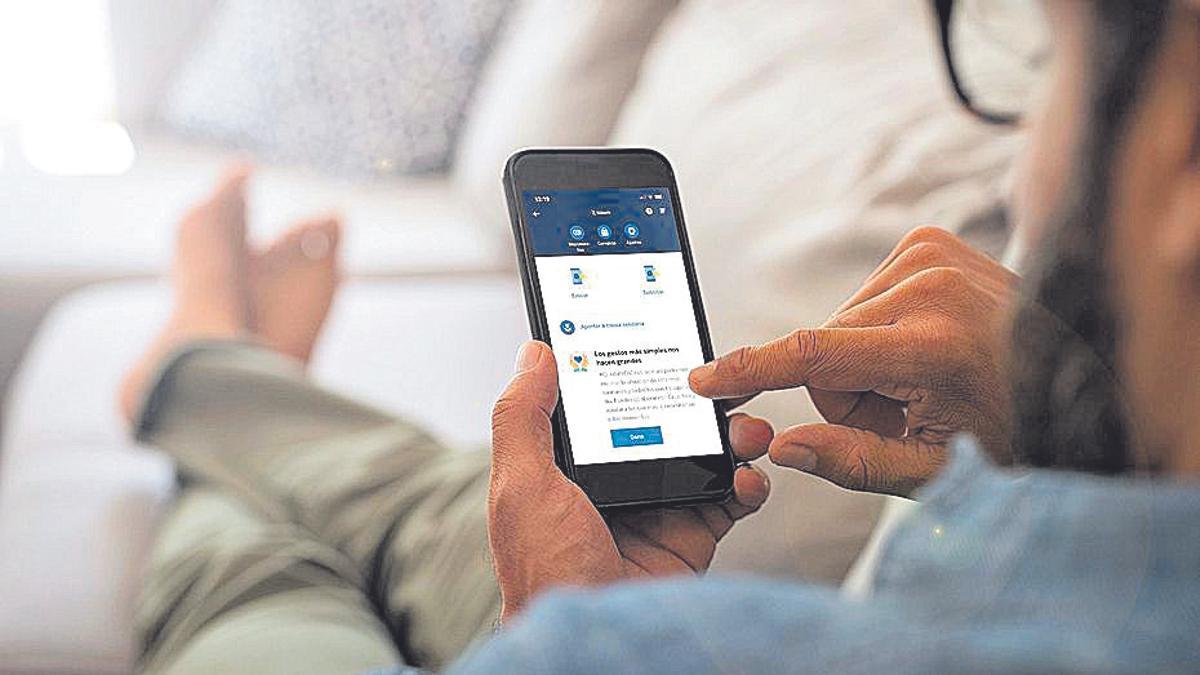 Un usuario utiliza Bizum con el servicio de banca móvil de BBVA.