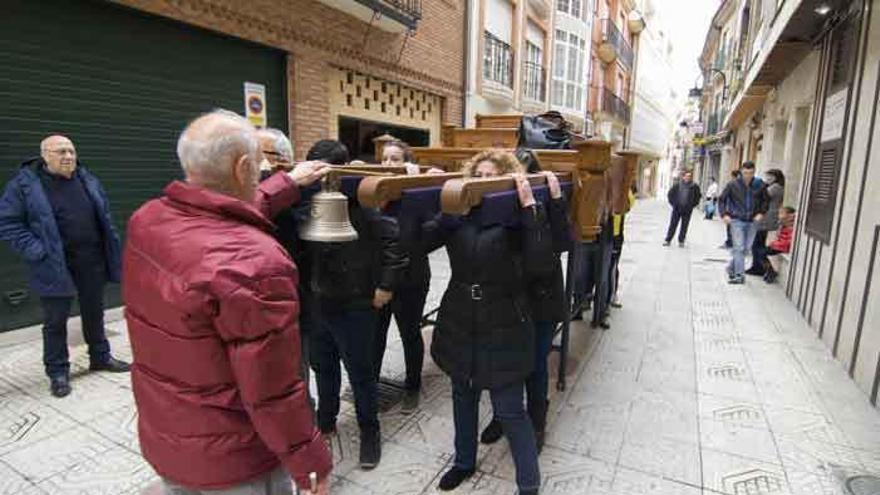 Los cofrades ensayan con las andas de la Virgen en la calle Los Francos.