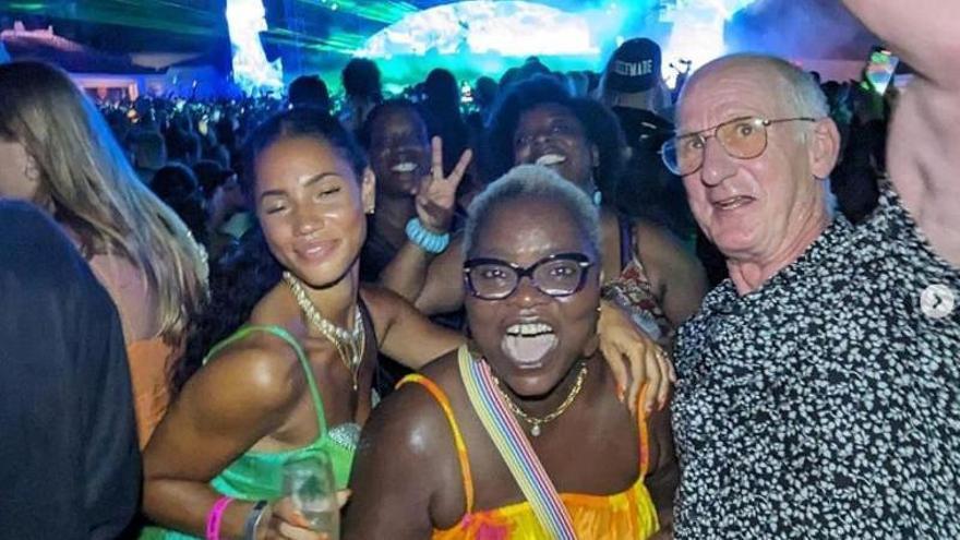 Así se lo pasan los suegros del dj Calvin Harris en Ibiza