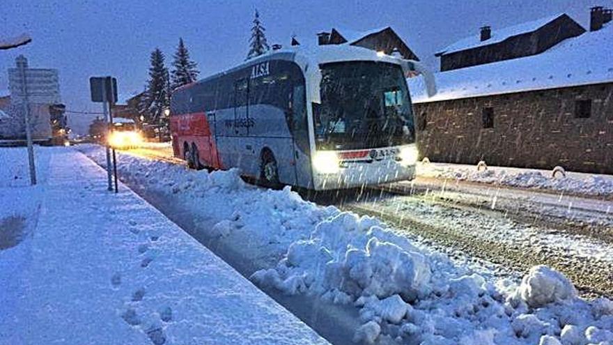Un bus circulant entre la neu a la Cerdanya, ahir al matí