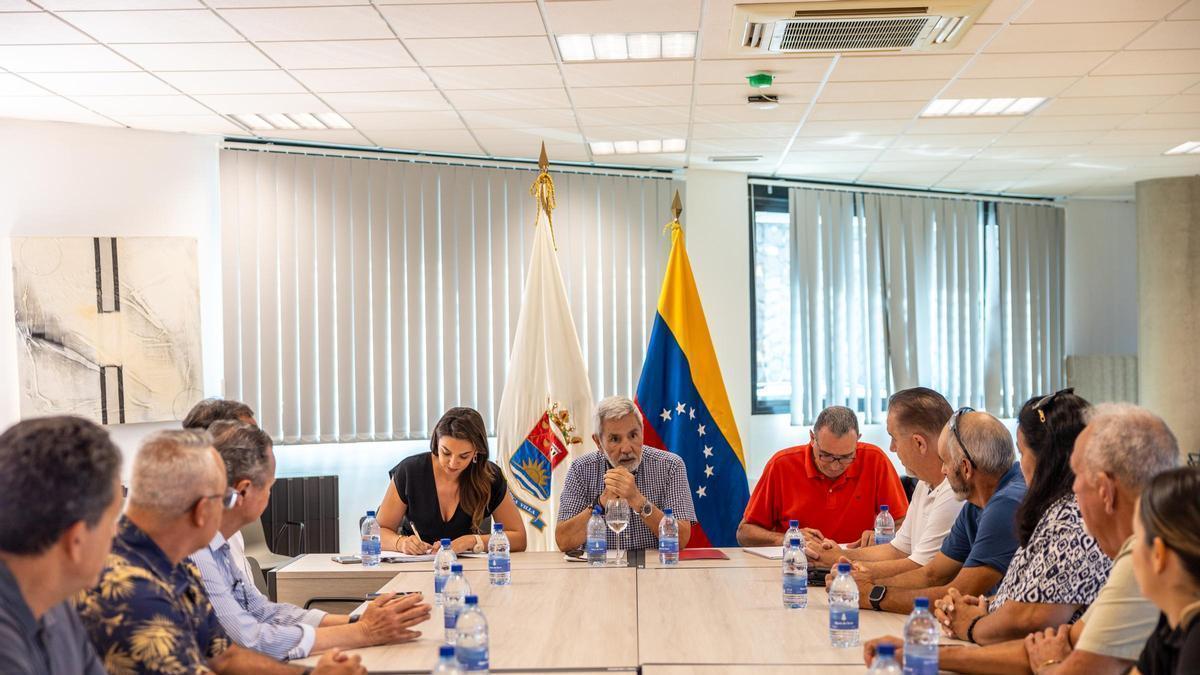 Reunión del alcalde de Adeje, José Miguel Rodríguez Fraga, con colectivos de venezolanos en Tenerife.