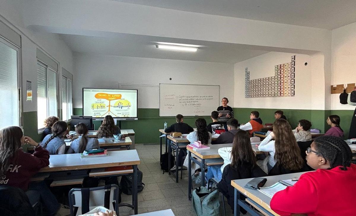 Una profesora da clase en un aula. | E. P. (ARCHIVO)