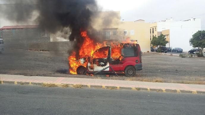 Incendio de un vehículo al lado del Centro de Salud de Ingenio