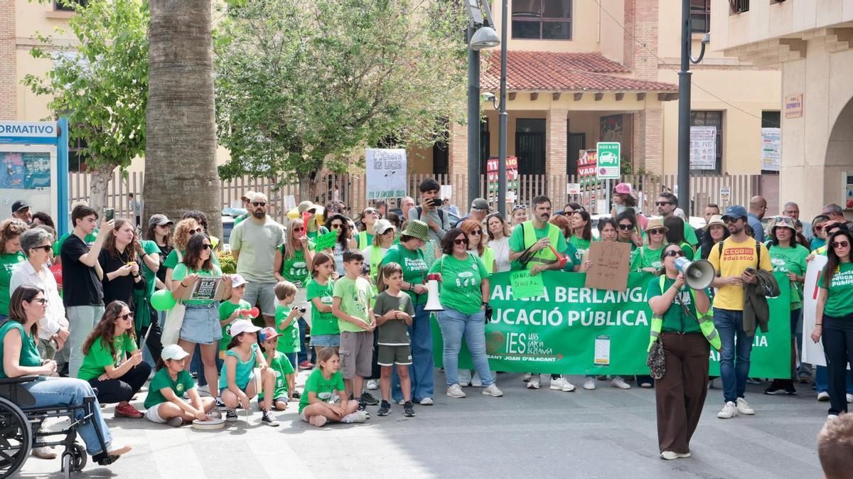 Los profesores se manifiestan en Sant Joan durante el segundo día de huelga Los profesores se manifiestan en Sant Joan durante el segundo día de huelga