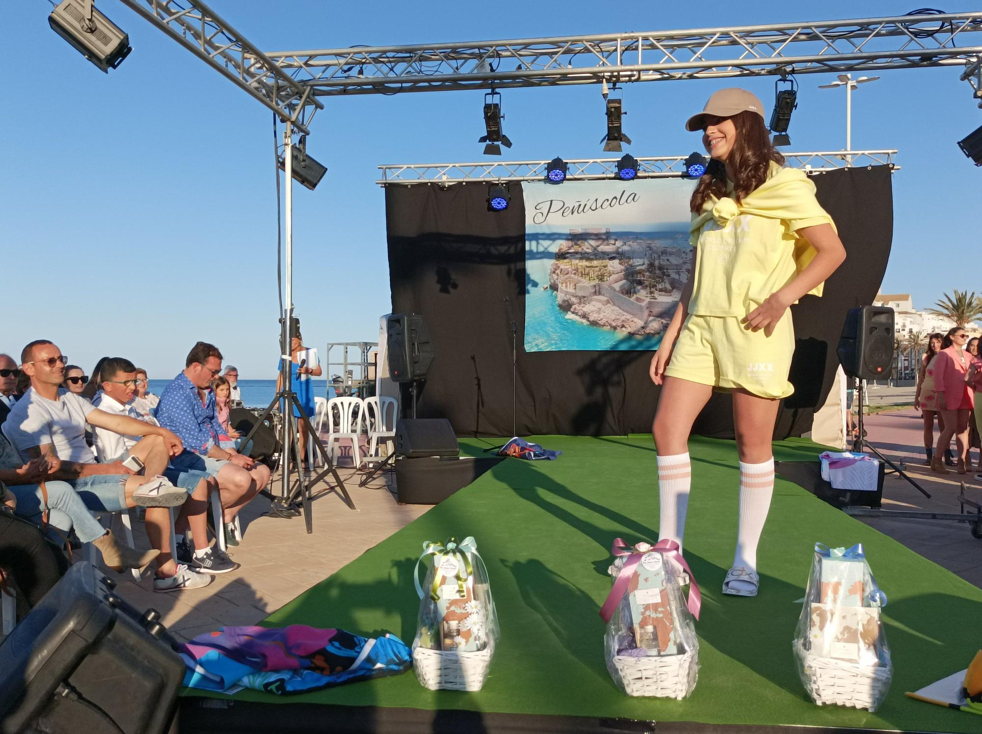 Así ha sido el desfile de moda celebrado en Peñíscola a favor del comercio local