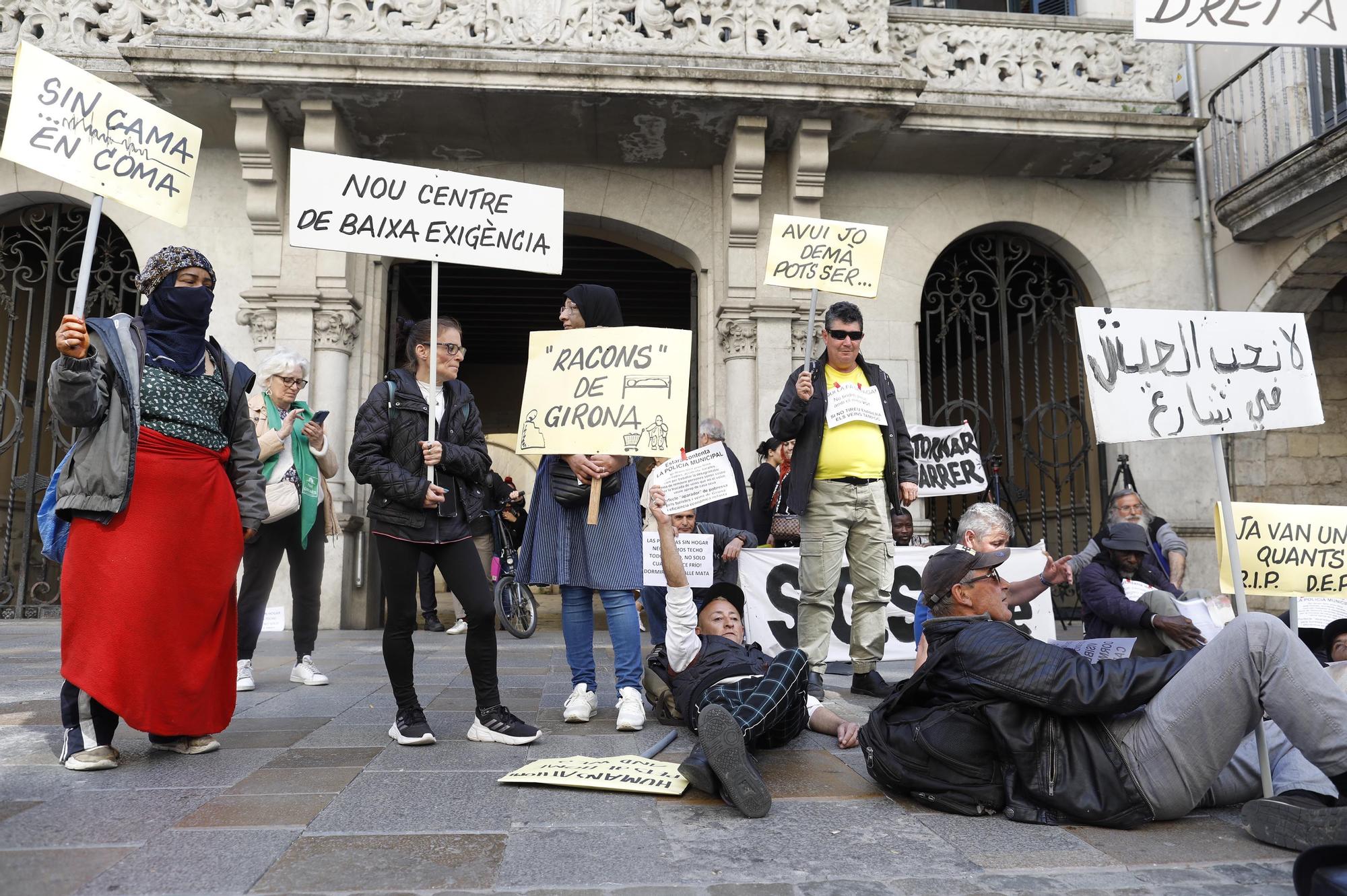 Les persones sense llar es concentren davant l'Ajuntament de Girona per reclamar «un sostre digne»