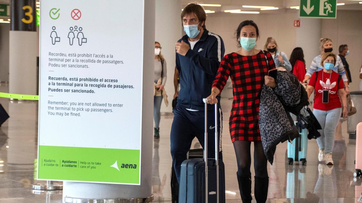 Un grupo de turistas llega al aeropuerto de Palma de Mallorca