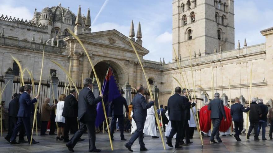 Procesión de palmas llegando a la plaza de la Catedral.