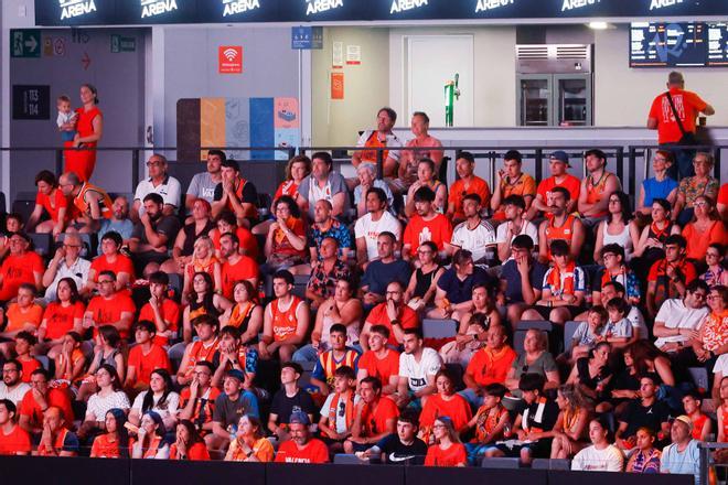 Búscate en la galería de Super: Así se vivió el Barça–Valencia Basket en el Roig Arena