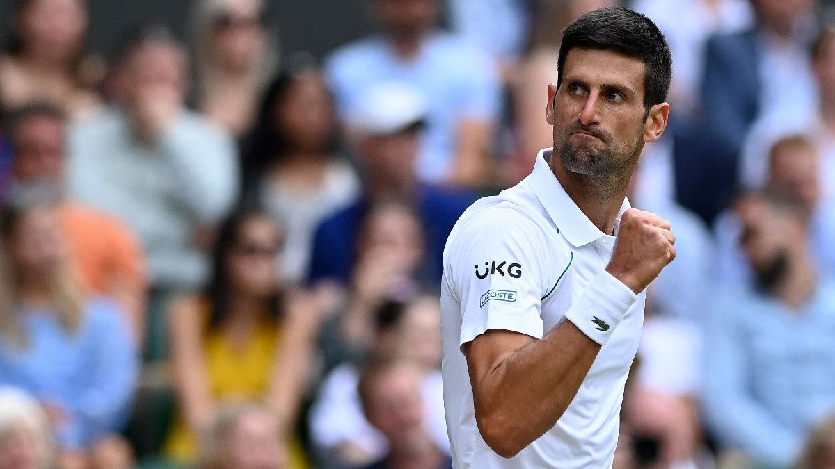 Djokovic celebra un punto ante Berrettini