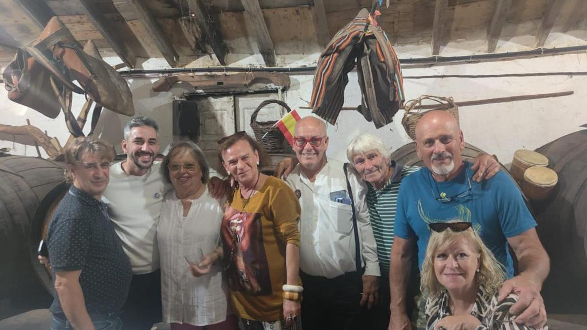 El concejal de Fiestas, con miembros de la directiva de la nueva asociación de Personajes del Carnaval.