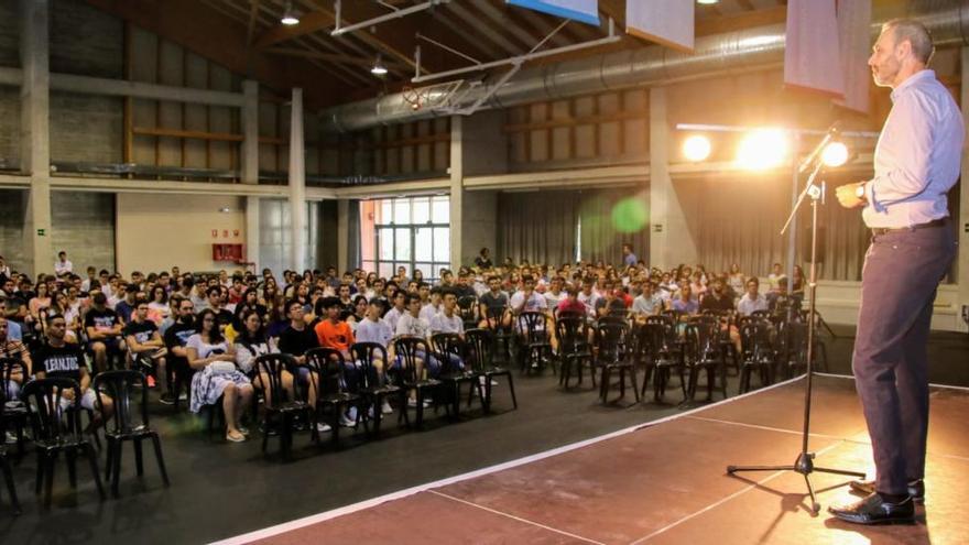 Juan Ignacio Torregros dando la bienvenida a los 570 nuevos alumnos del Campus de Alcoy de la UPV.