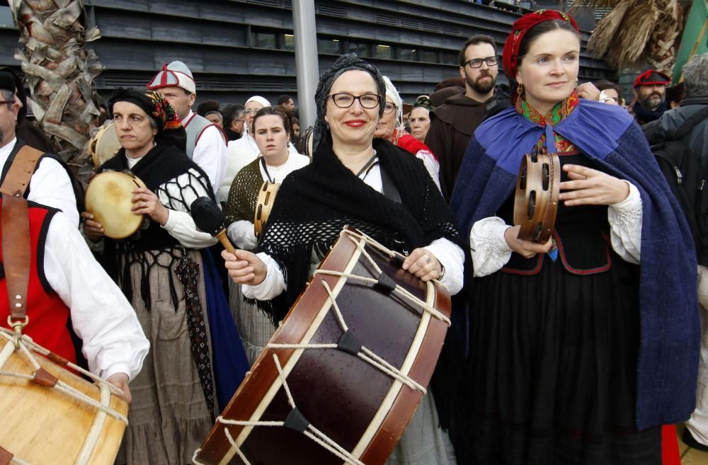 El casco vello acoge la recreación de la gesta histórica ocurrida en 1809 ante un valeroso público que desafió a la persistente lluvia y el viento