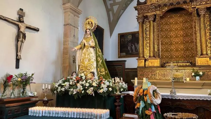 Pan bendito y velas para la Virgen de la Esperanza: la tradición del Martes de Campo que mantiene la cofradía de La Balesquida