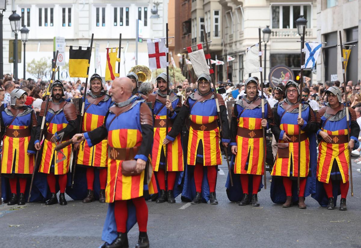 Desfile de moros y cristianos durante el 9 d'Octubre de 2024 en València.