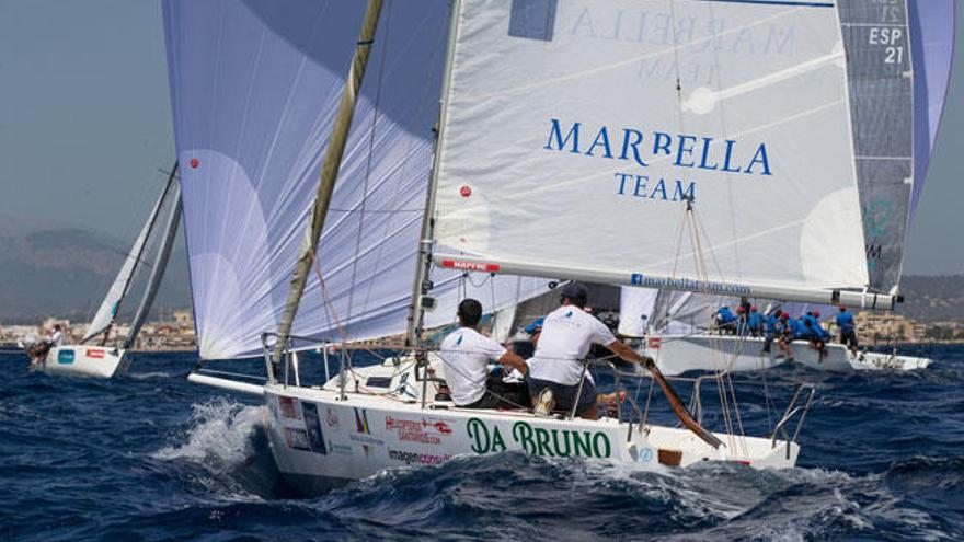 Imagen del Marbella Team, con Javier Padrón a la caña, durante la jornada de ayer.