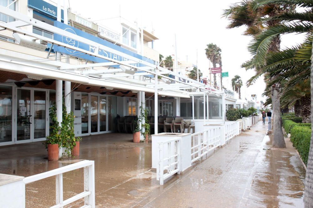 El temporal ''entierra'' en arena el paseo marítimo de València