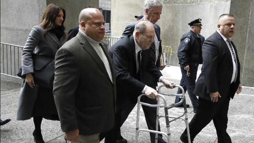 Harvey Weinstein entra en la Corte de Nueva York acompañado de sus abogados y asesores.