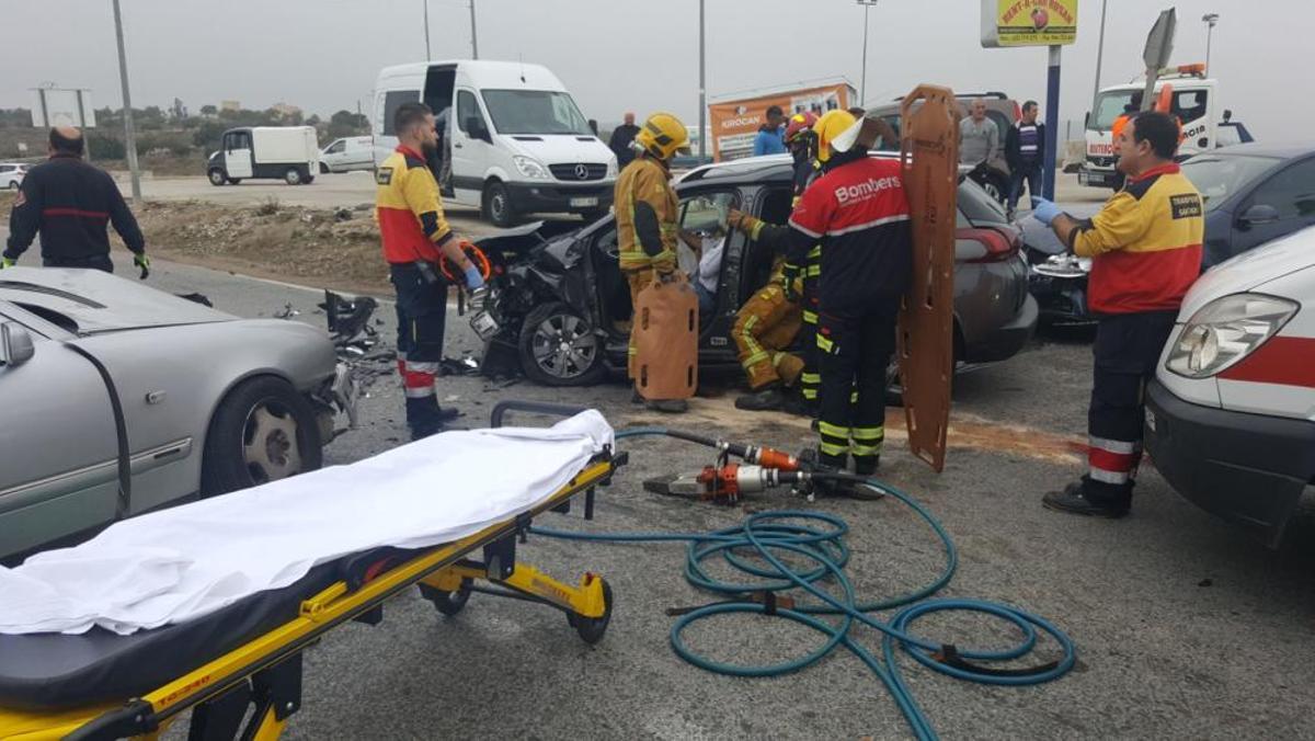 Los bomberos han rescatado a un conductor herido y atrapado en su coche tras un accidente con tres vehículos implicados en San Miguel de Salinas
