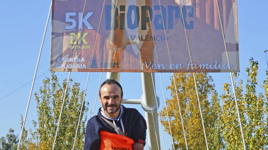 Ricardo Ten posa con la camiseta oficial.