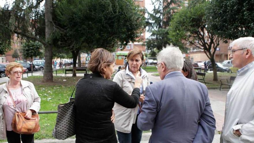 Carmen Moriyón y Manuel Arrieta, de espaldas, charlando junto con Teresa Prada ayer en el parque Margarita Xirgu de La Calzada.