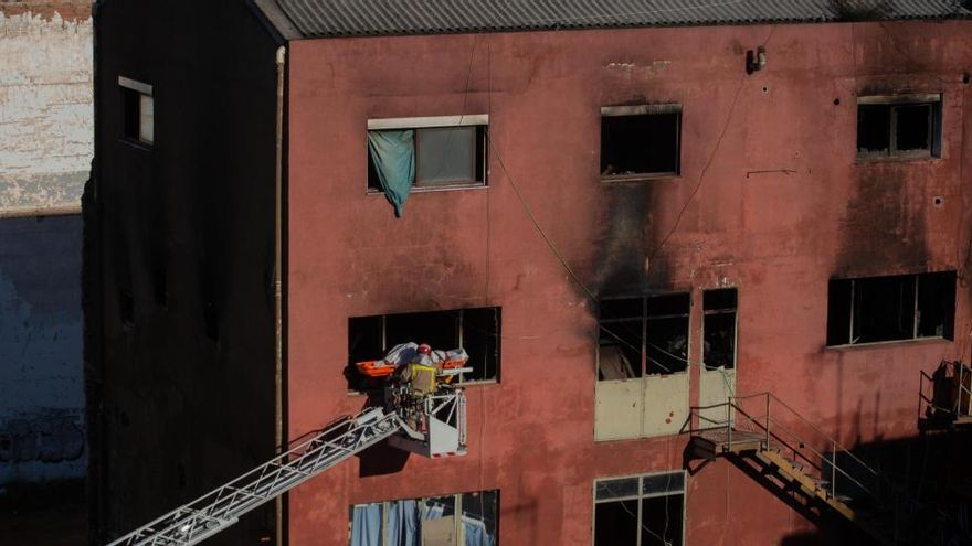 Labores de loas bomberos en la nave incendiada en Badalona.