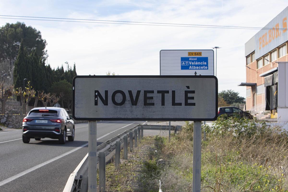 Novetlè. Señaletica de entrada y salida del pueblo con la denominación única en valenciano.