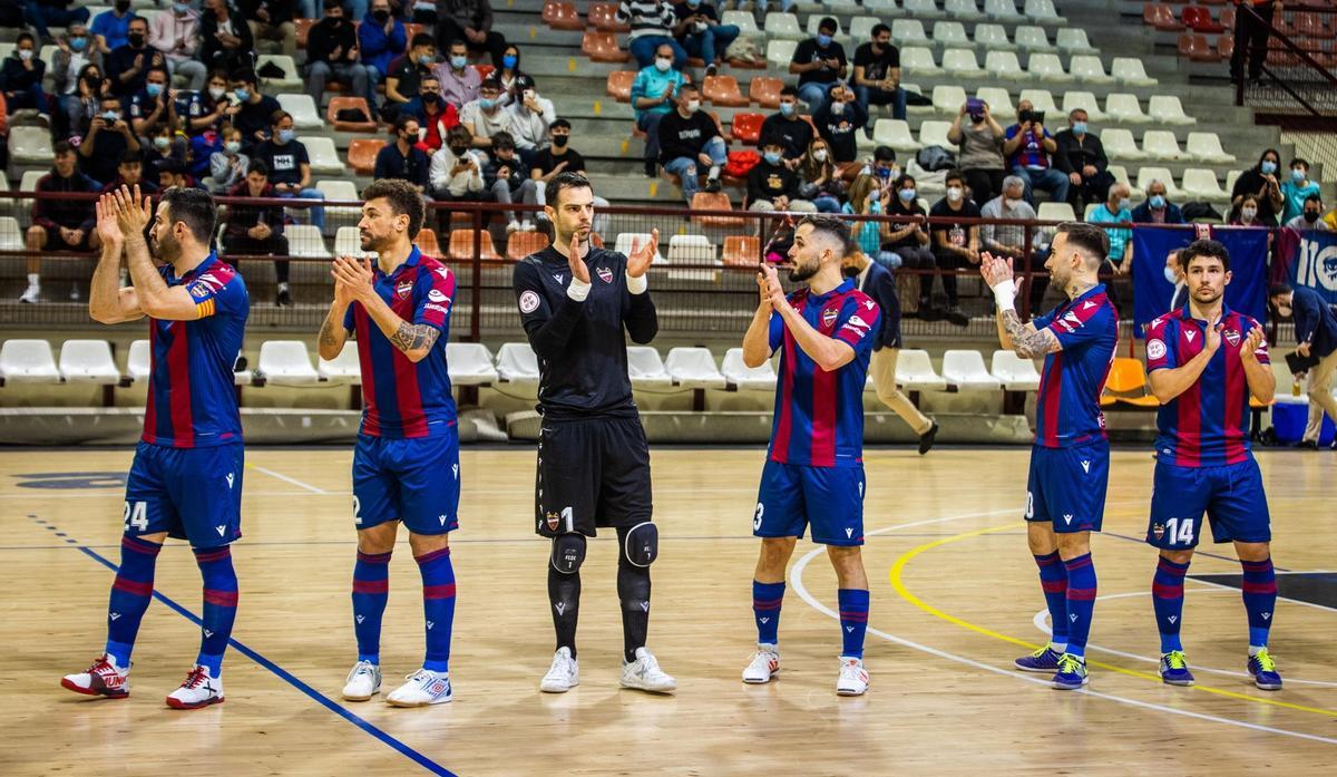 Los jugadores del Levante UD FS saludan a los espectadores en Paterna.