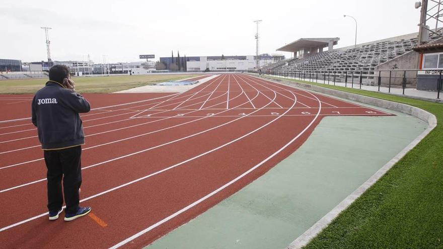 Un técnico contempla la nueva pista de atletismo del Príncipes de España homologada en febrero del presente año.