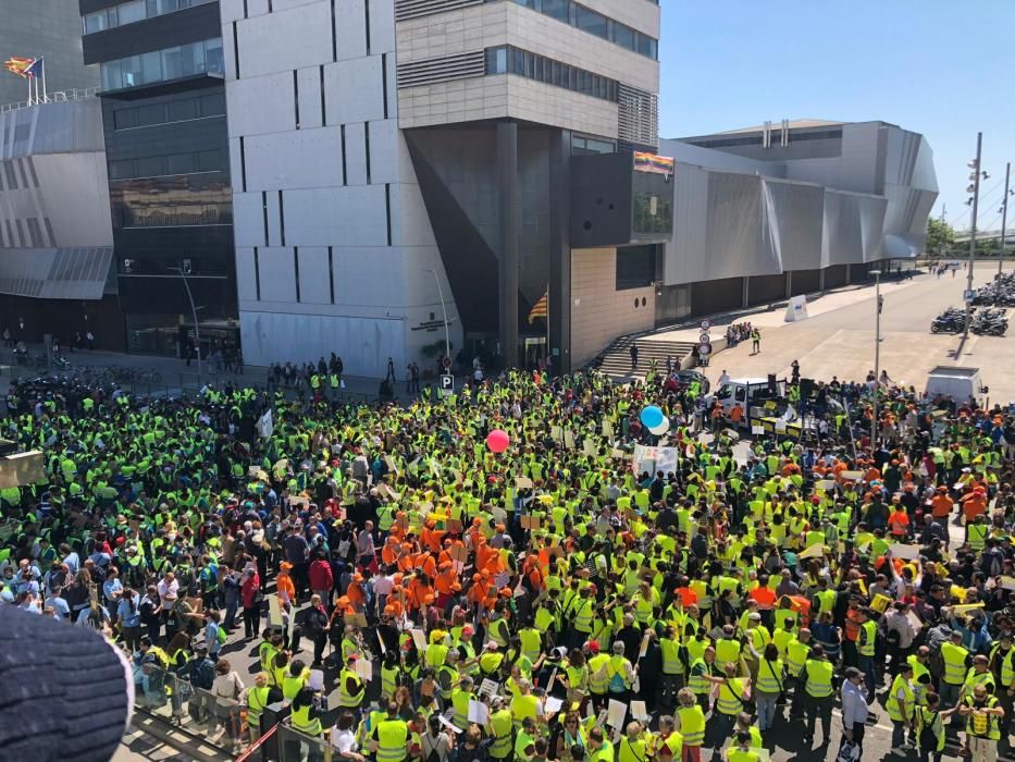 200 treballadors d'Ampans es manifesten per reclamar més finançament públic